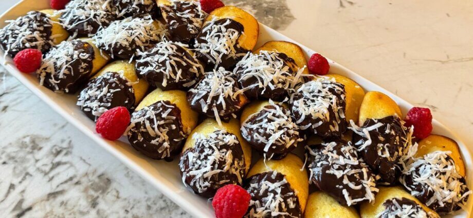 Coco Raspberry Chocolate Madeleines www.chezfrancois.net